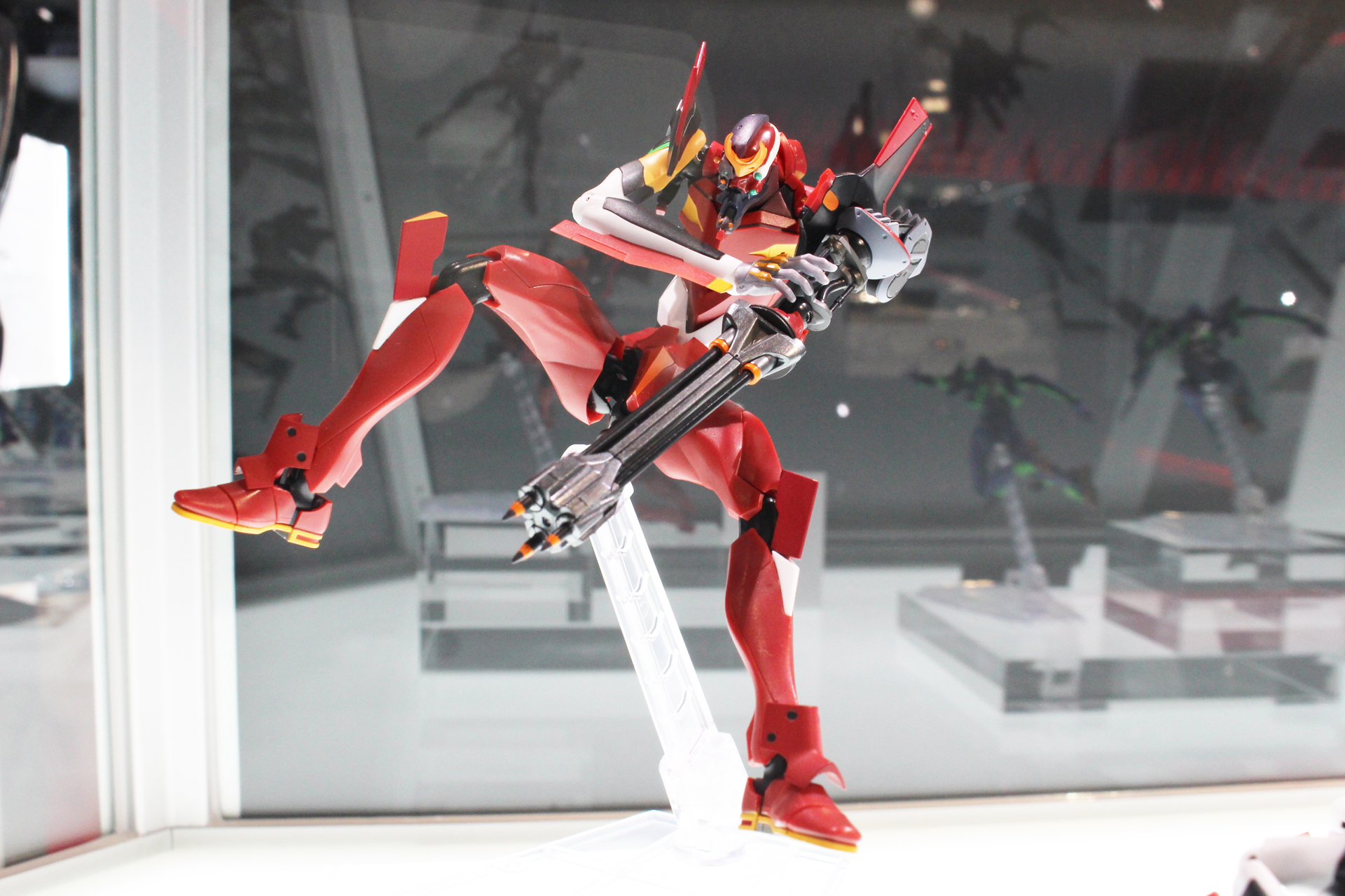 左腕にアンカーランチャーを装着したエヴァ改2号機β