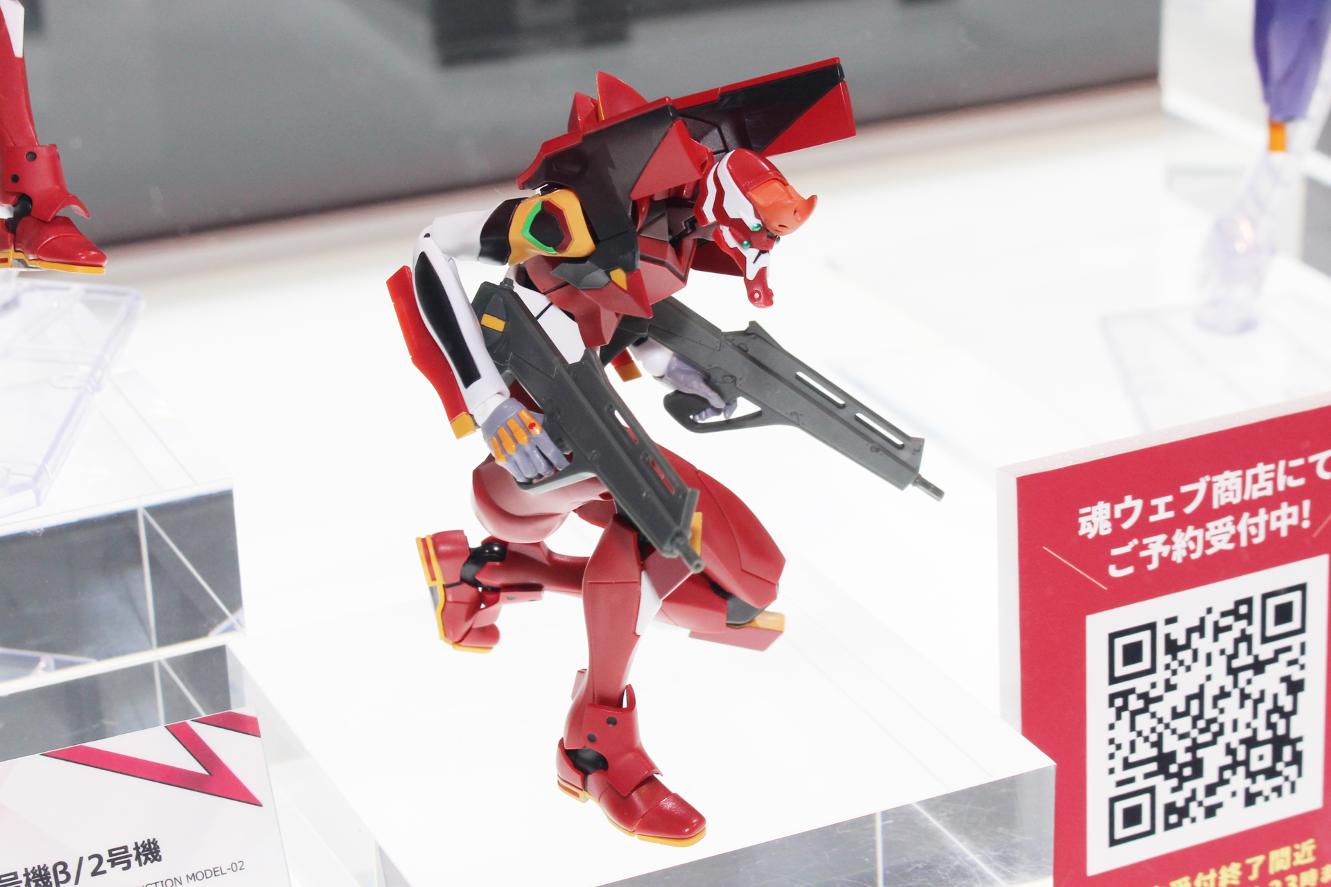 メイン武装のパレットライフルも付属