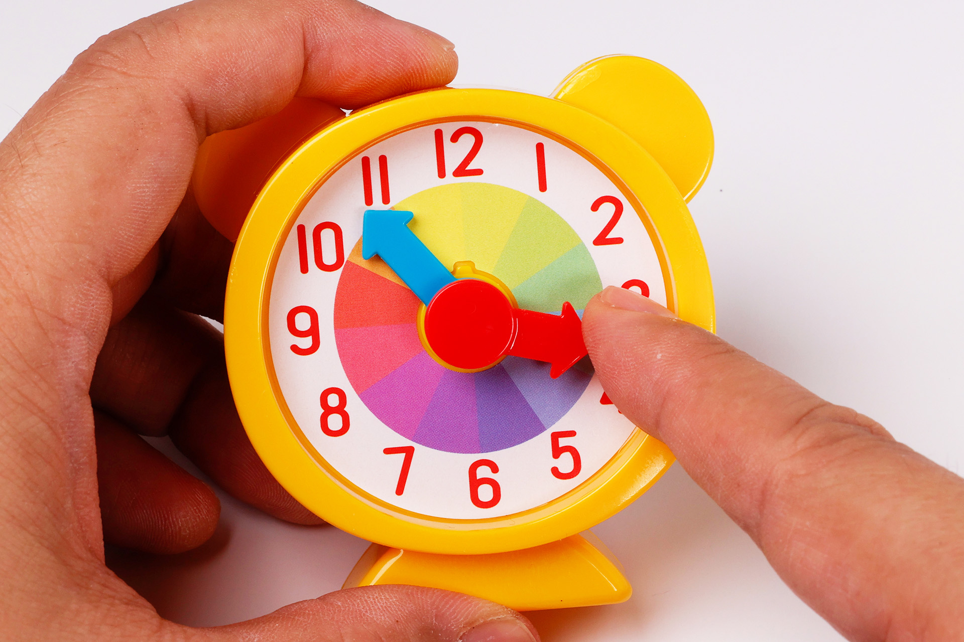 時計の針は、指で動かす仕組みだ