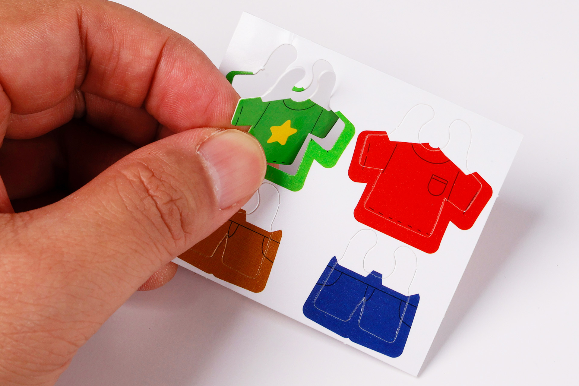 洋服のパーツは、台紙から切り離しておこう