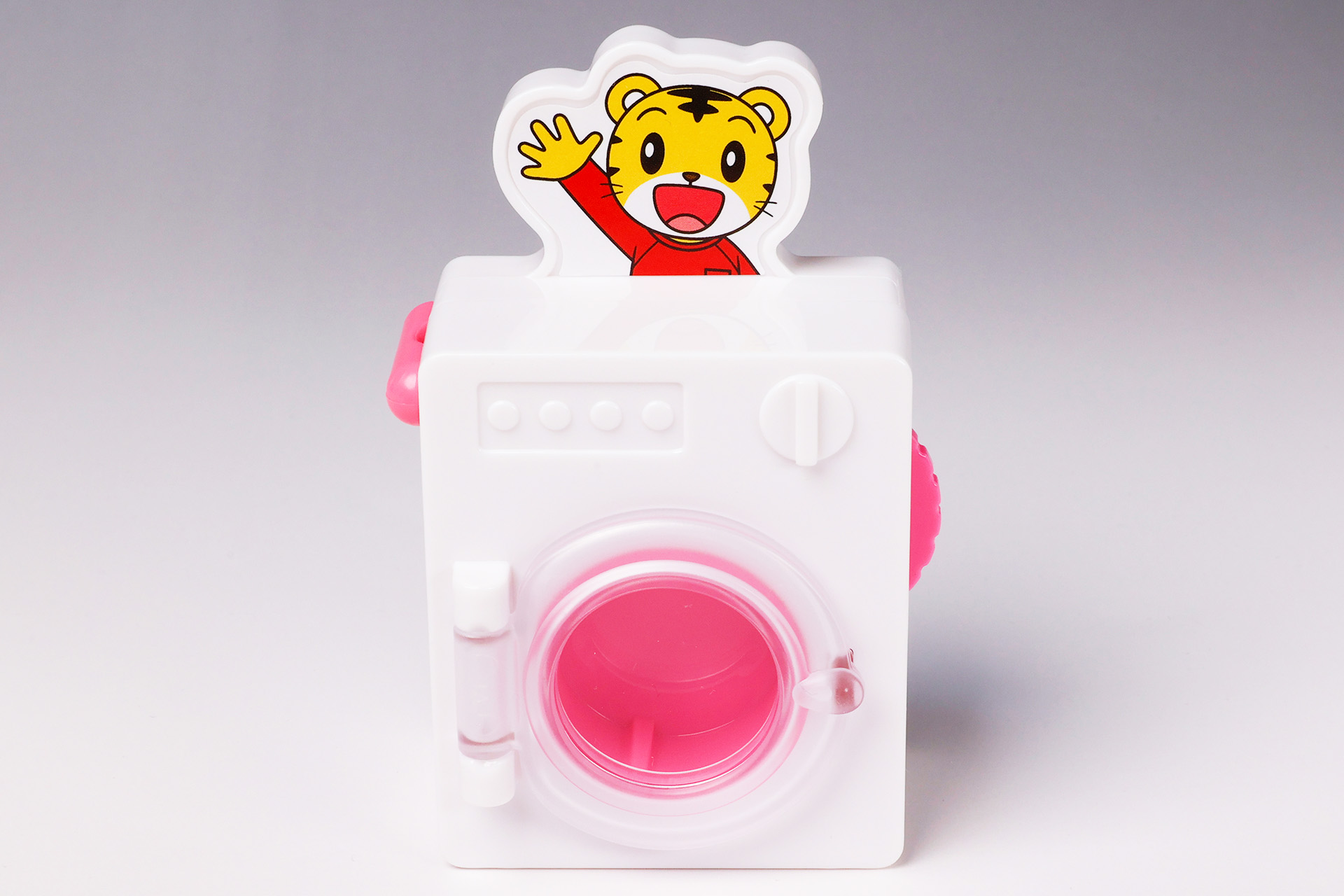 白がベースにピンク色のアクセントがいい感じの洗濯機だ