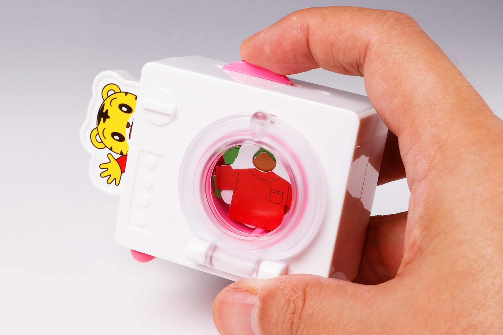 洗濯機の中に洋服パーツを入れた後は、側面のダイヤルを回すことで洗濯物の中身が回る仕組みだ