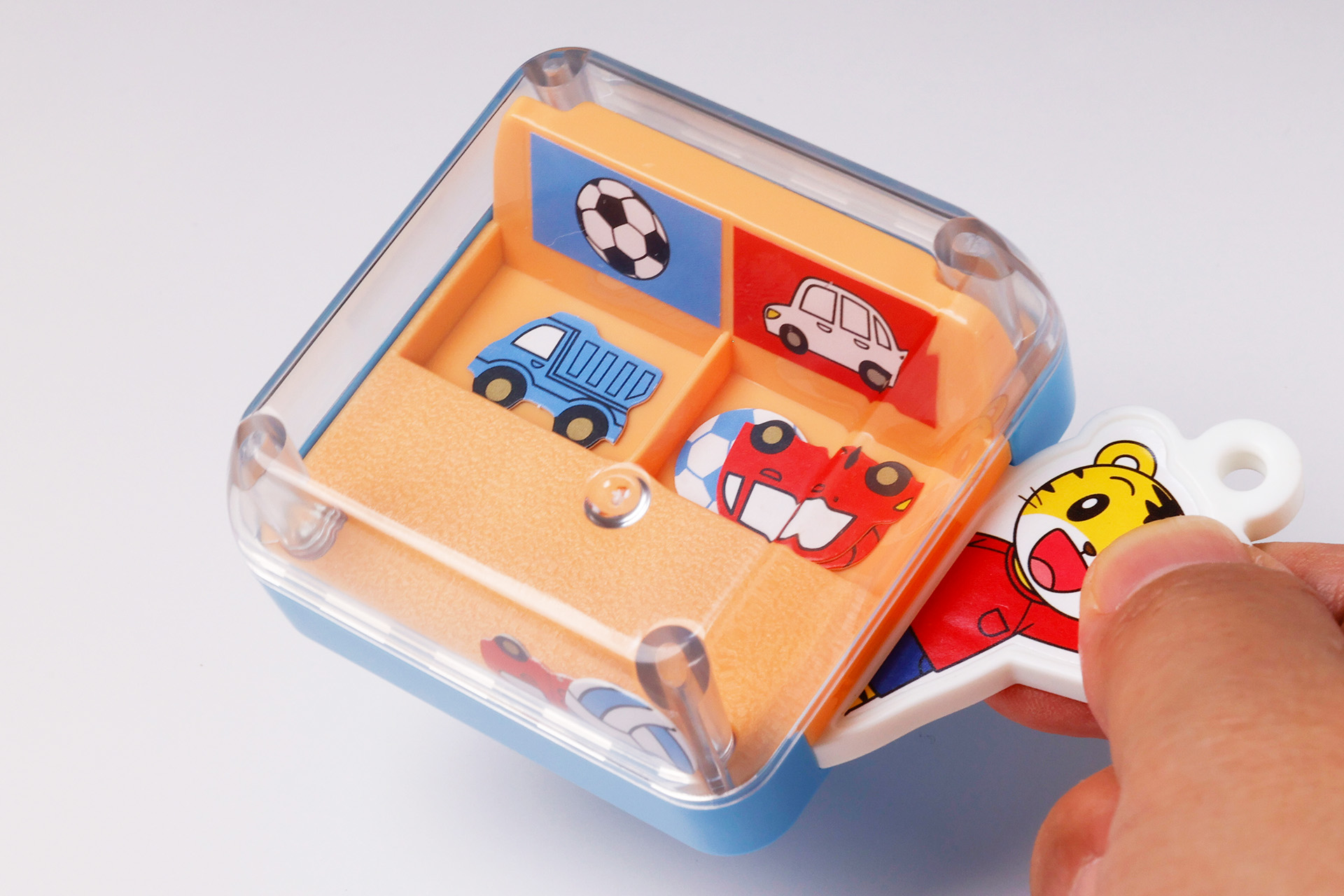 しまじろうの絵が描かれた部分を持って遊ぼう