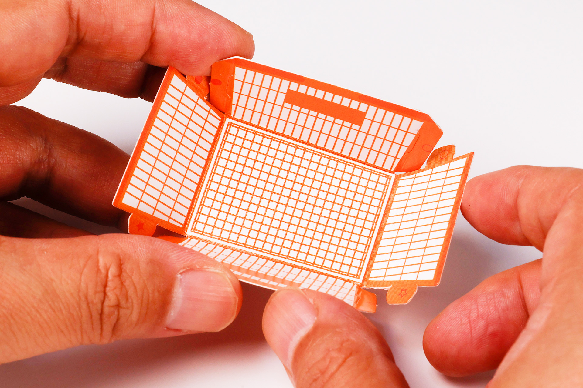 買い物かごは紙製で組み立て式になっている