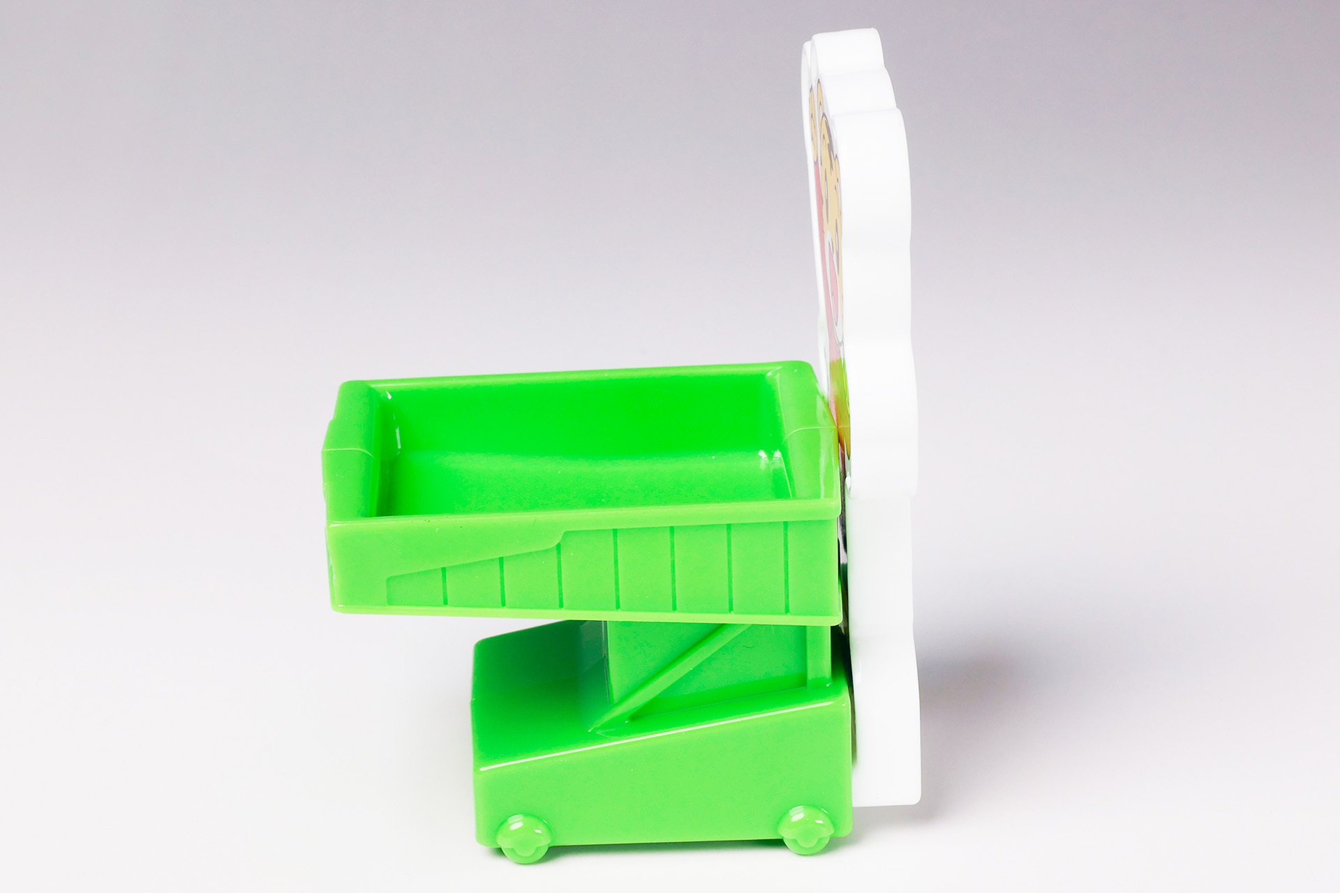 横から見たところ。カート部分は細かくデザインが施されている