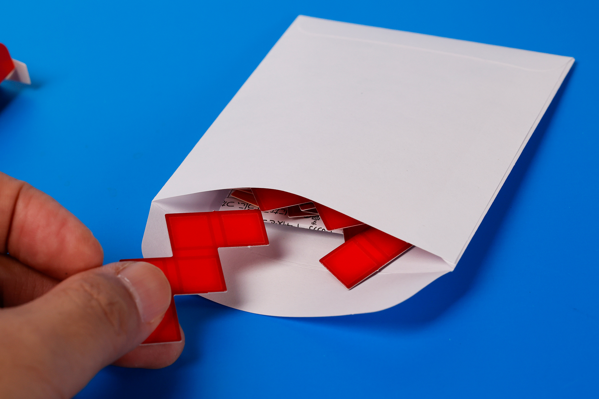 遊び終わった後は、付属している封筒にピースを入れて片付けておこう