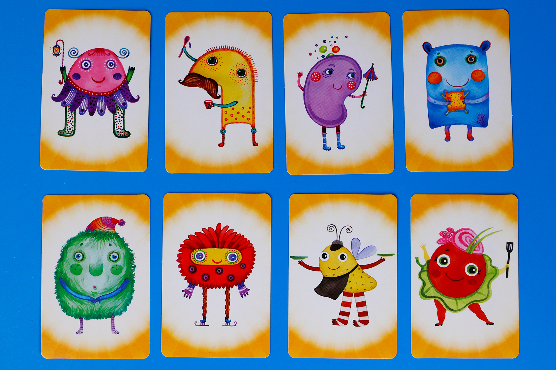 カードには、全8種類のキャラクターが描かれている