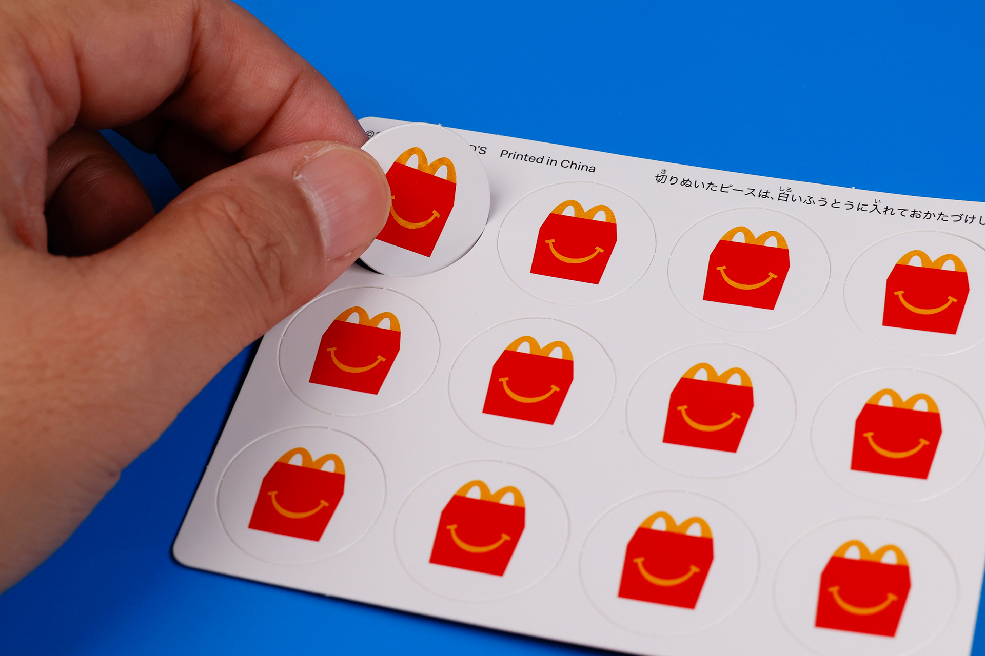 実際に遊ぶ前に、台紙からピースを切り離しておこう