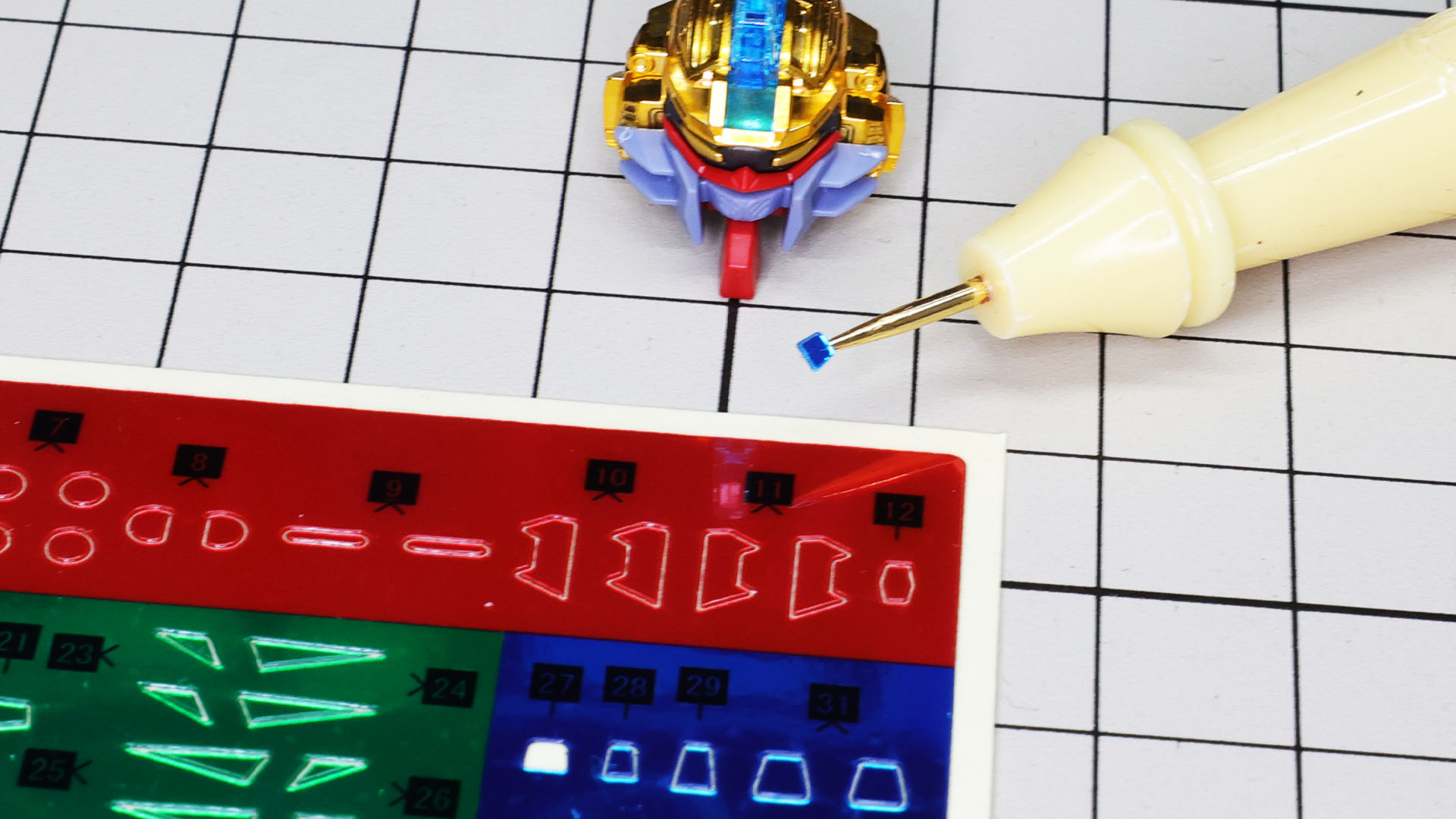 頭頂部カメラにはメタリック3Dシールを貼りこみます