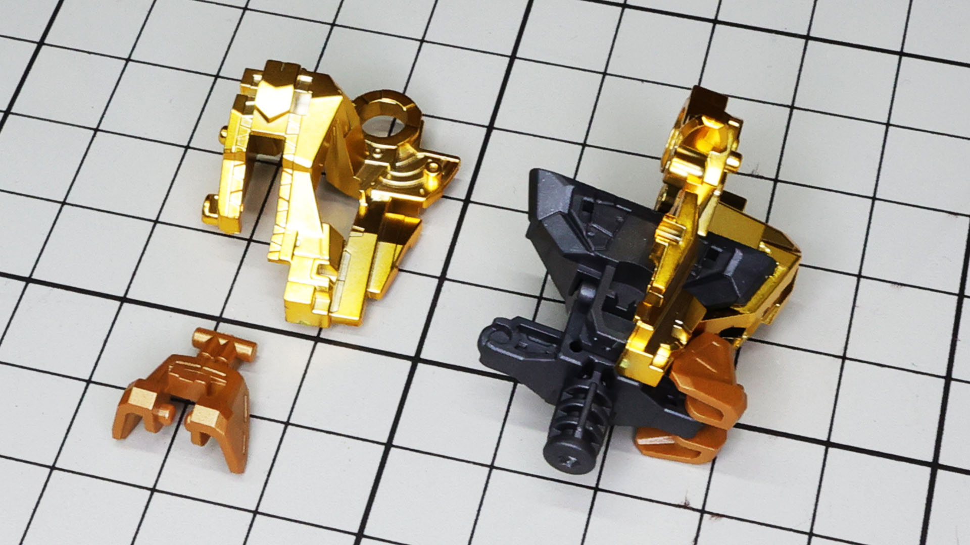 ボディ（上半身）を下側からメカフレームの左右にアーム的なものがあり、連動可動を支えます