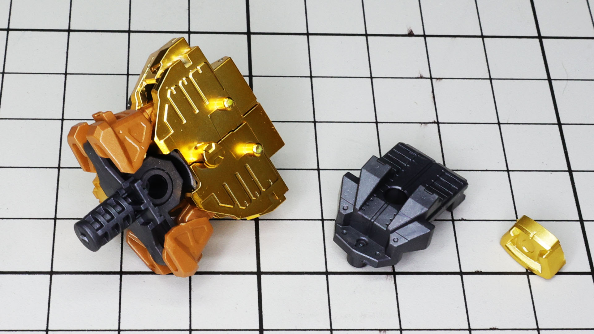 背面には背骨的なデザインを持ったメカフレームを組付けます