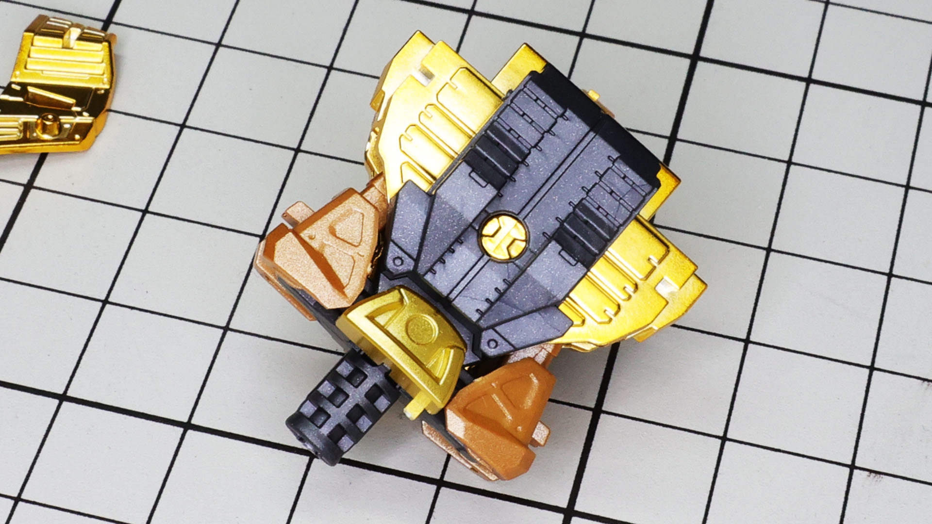 前面にはパイロットのキラ様とカリドゥス複相ビーム砲を組付けます