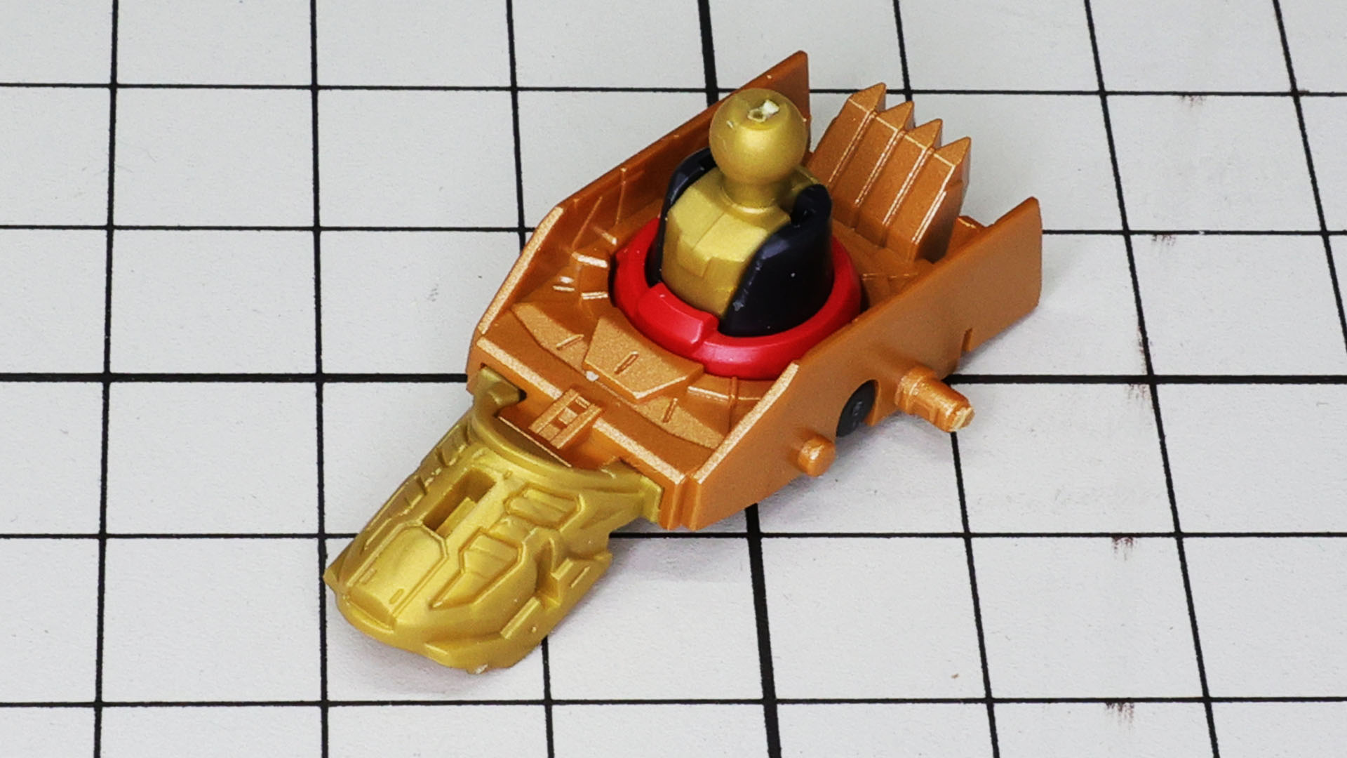 ボディ（上半身）にメカフレームと首ブロックを組付けます