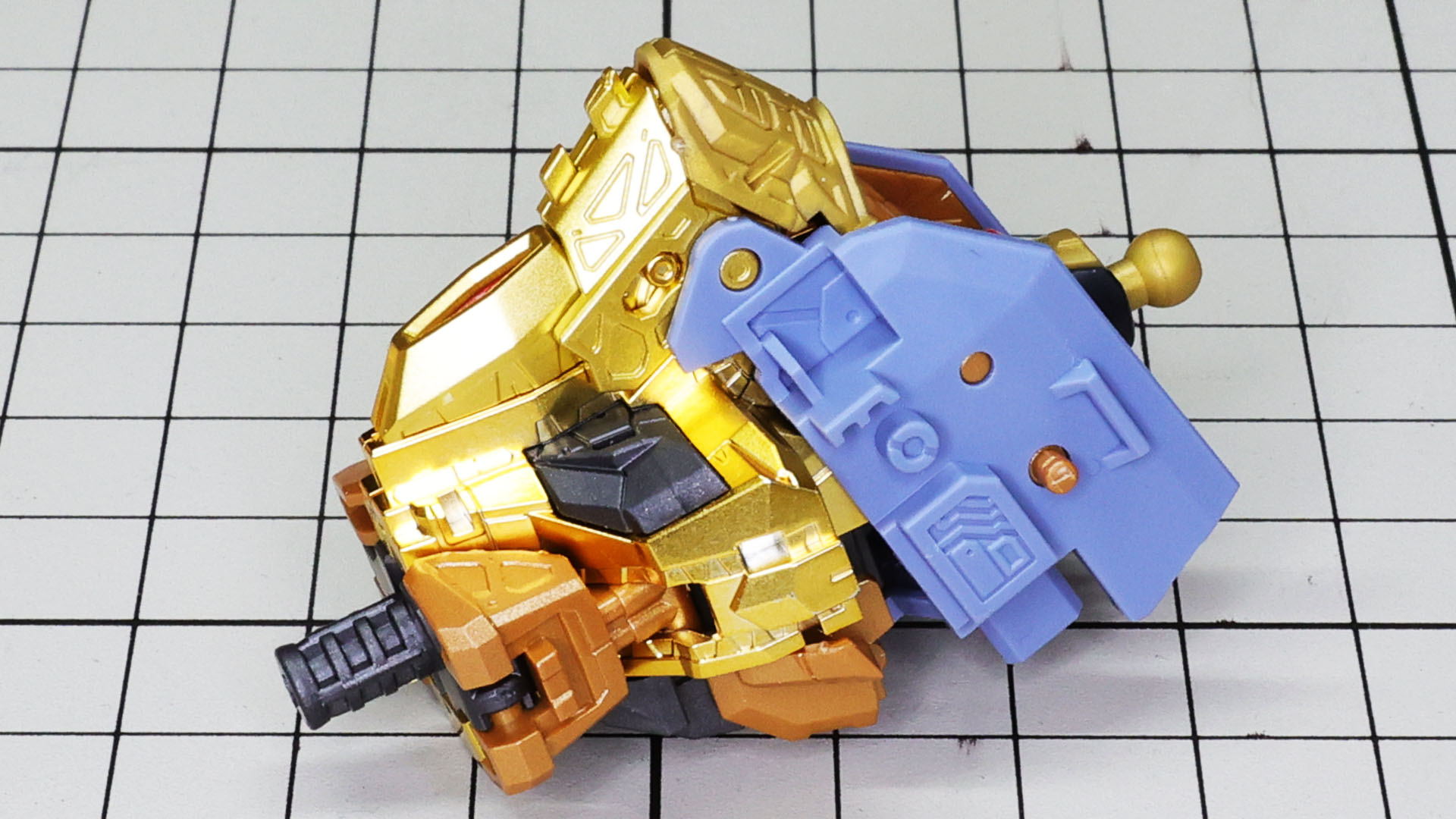 コクピットブロック横の軸でメカフレームごと上下でき、コクピットカバーは前後にスライドします