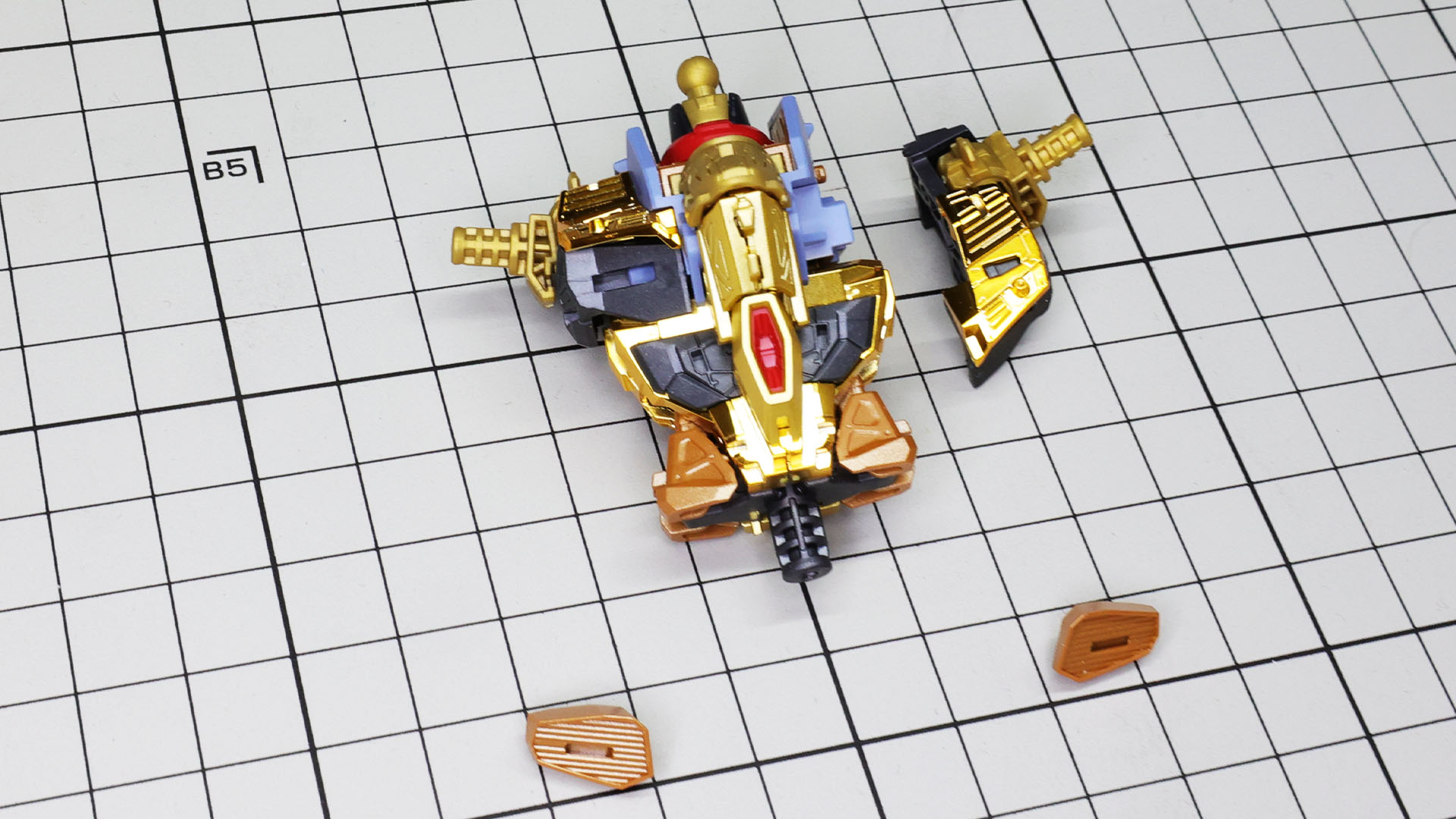 胸部ダクトはルーバー状のディテールがあります