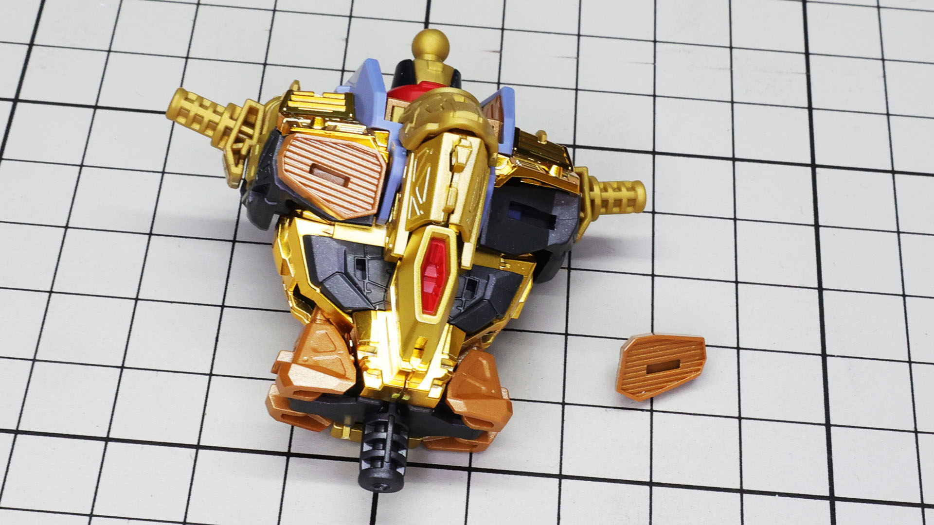 胸部ダクトはルーバー状のディテールがあります