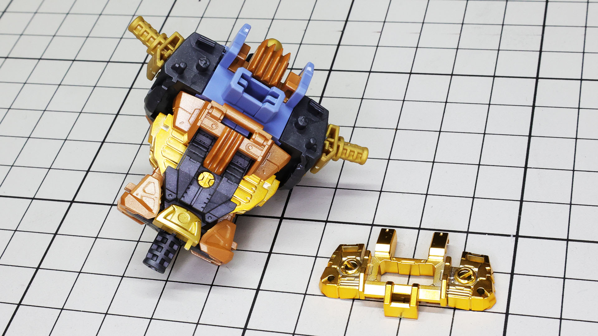 背面にフレームを組付けます