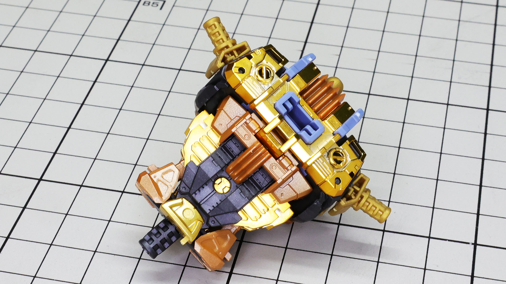 この状態でボディ上部を可動させるとパーツ同士の合わさり方の情報量がとても多く楽しい部分になります