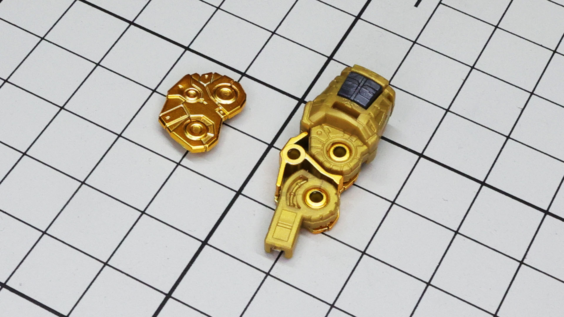 肩と前腕を組みます。できる限り1パーツ化され、組みやすい印象です