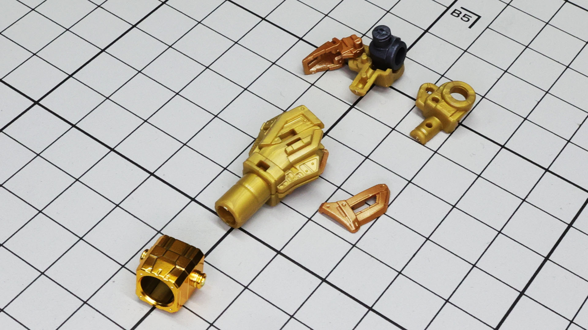 前腕にはディテール用に細かいパーツを組付けます