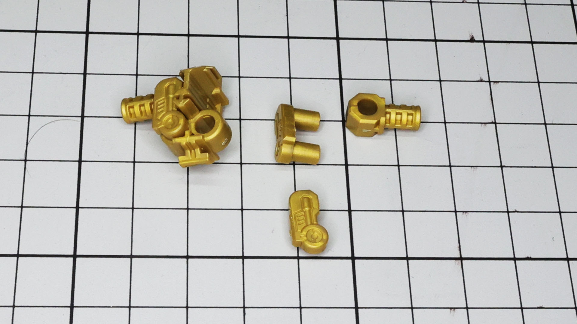 まずは股関節から組み立てます。両脚を大きく外側へ広げられる構造です