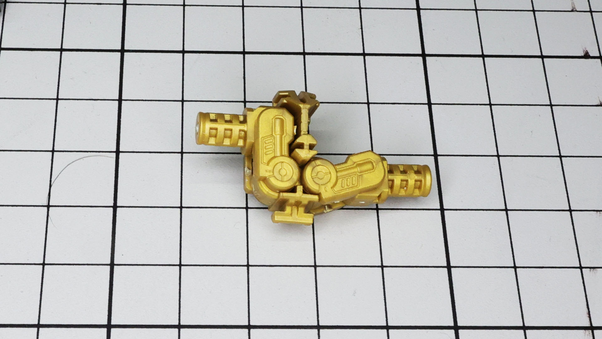 グレー色のメカフレームの腰部基部には斜めに股関節を仕込む穴が開いています。ここへ股関節を配置することで自然と脚部全体を前方へ振り出すスイング機構をも持たせています。