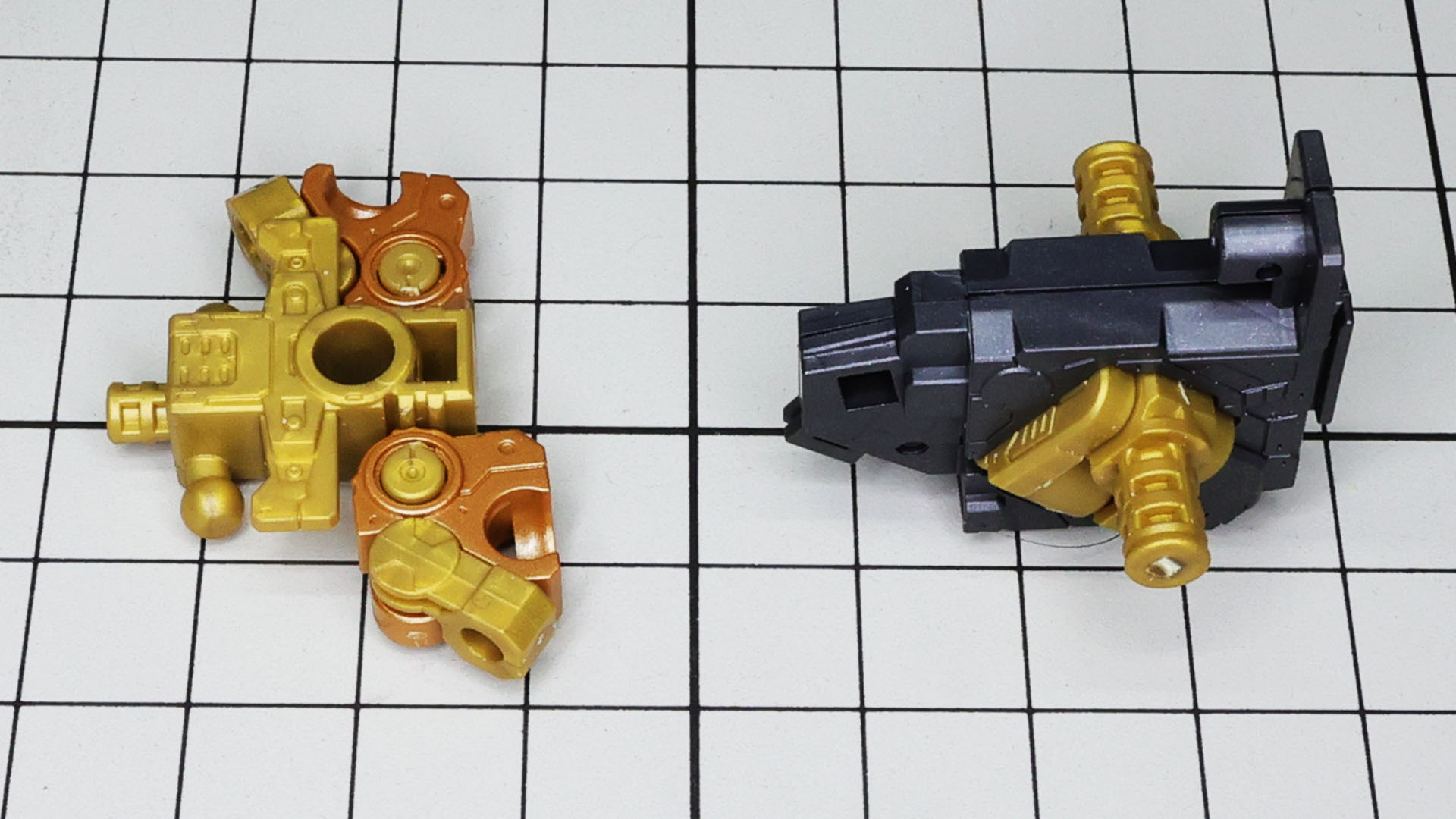 フロント中央部を組みます。メカフレームにゴールドフレームを乗せていくイメージ