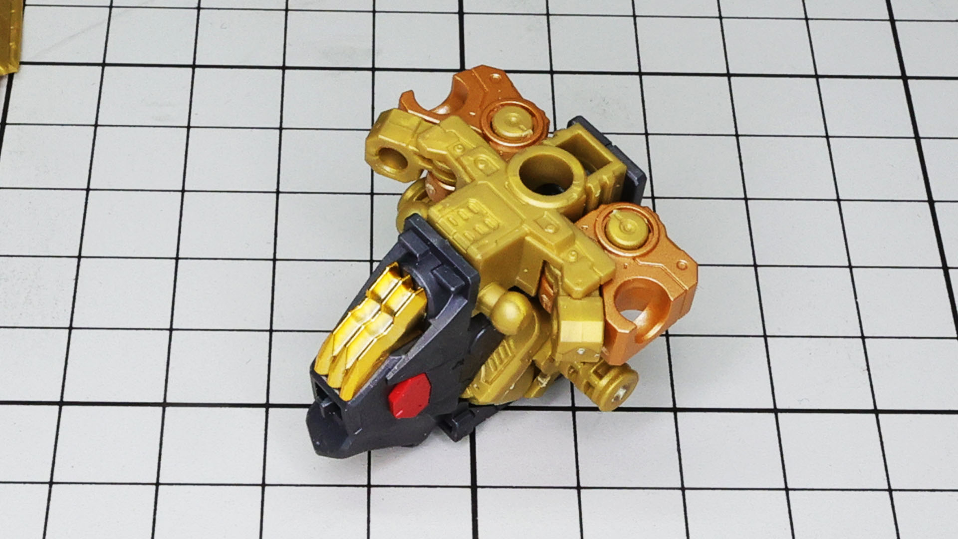 フロントとリアのスカートアーマーは重ねていく構造です