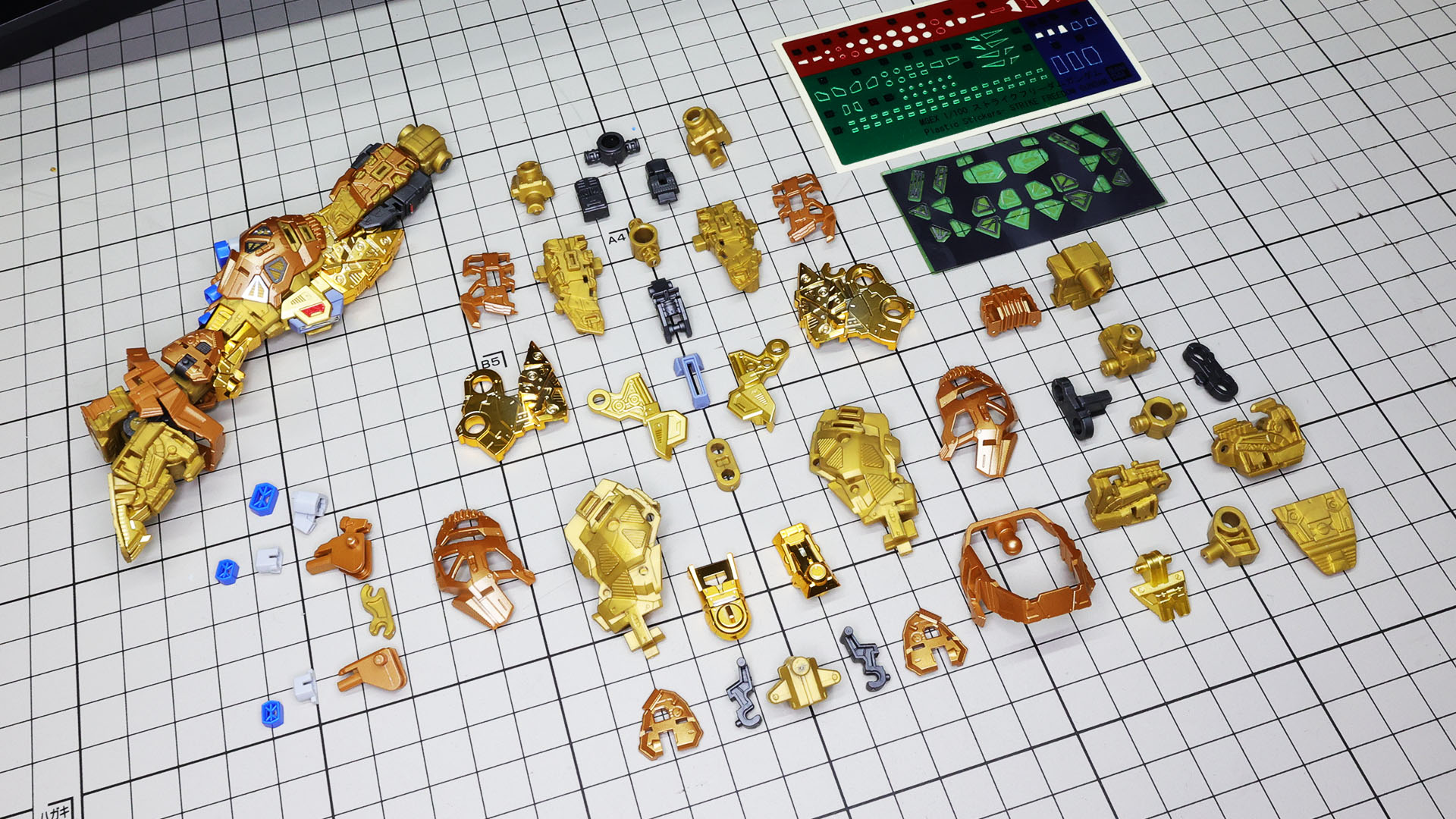 パーツ数が大かったため、右脚はもう組んだ状態にしてあります。フレームだけでも多層構造なのがわかると思います