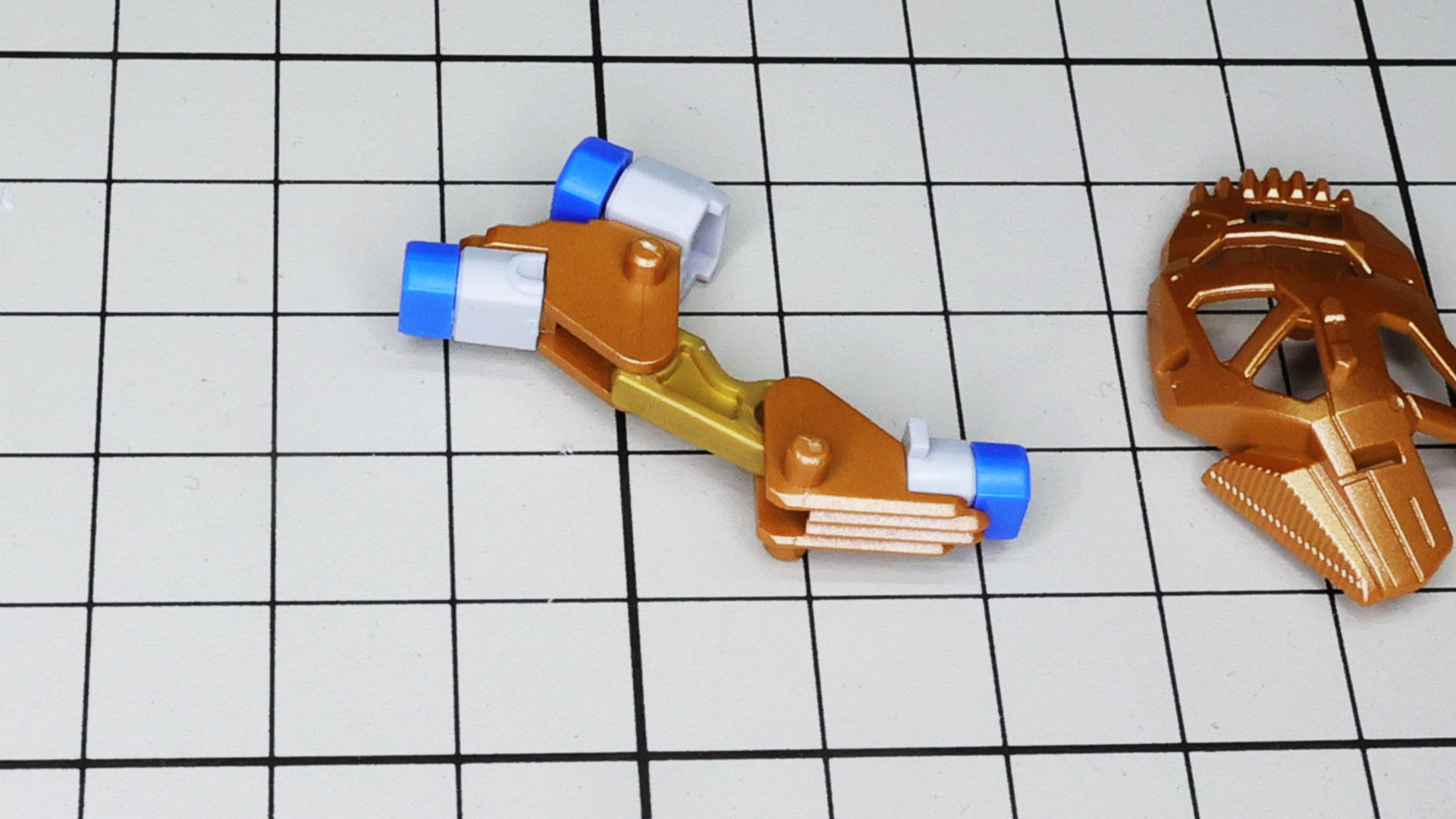 上部と下部をアームで接続して……