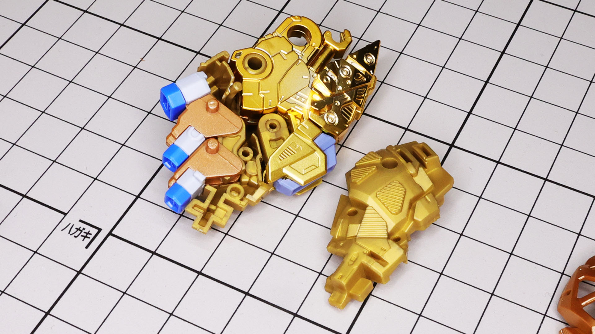 くるぶしは左右にロールする機構を持っていて、左右が連動可動します