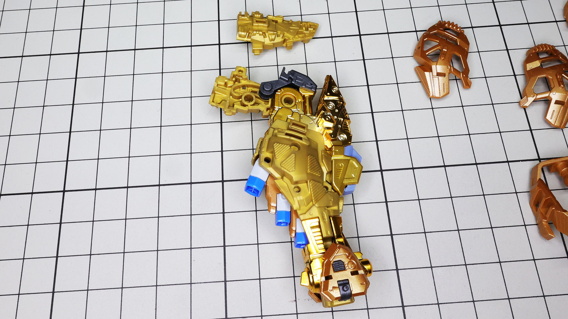 大腿部には連動可動するためのアームを内包します