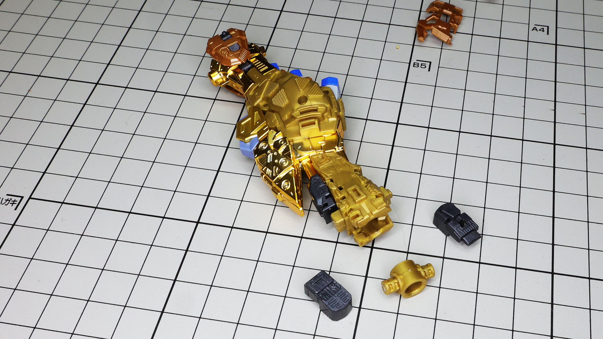 大腿部上部には股関節を接続するための軸を仕込みます