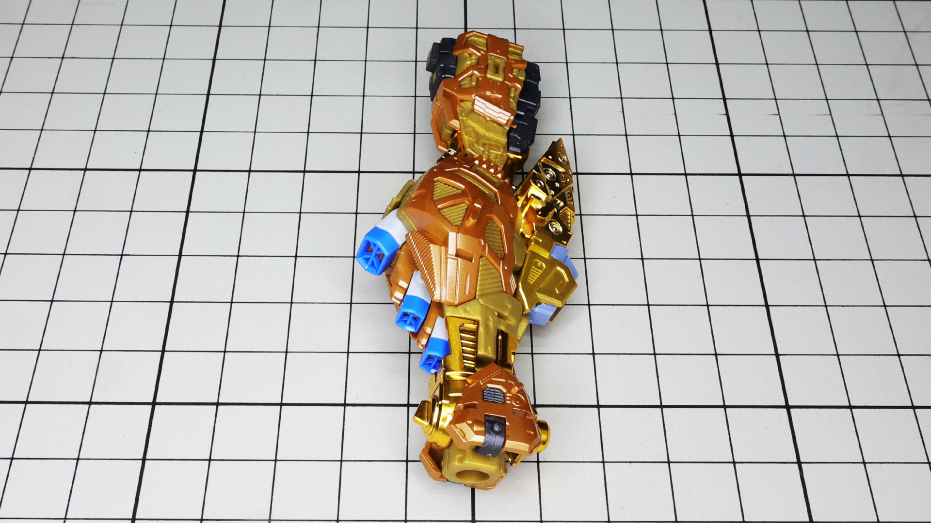 股関節パーツはシンプルな構造です。組付けに力が必要でしたのでペンチでじんわり締め上げました