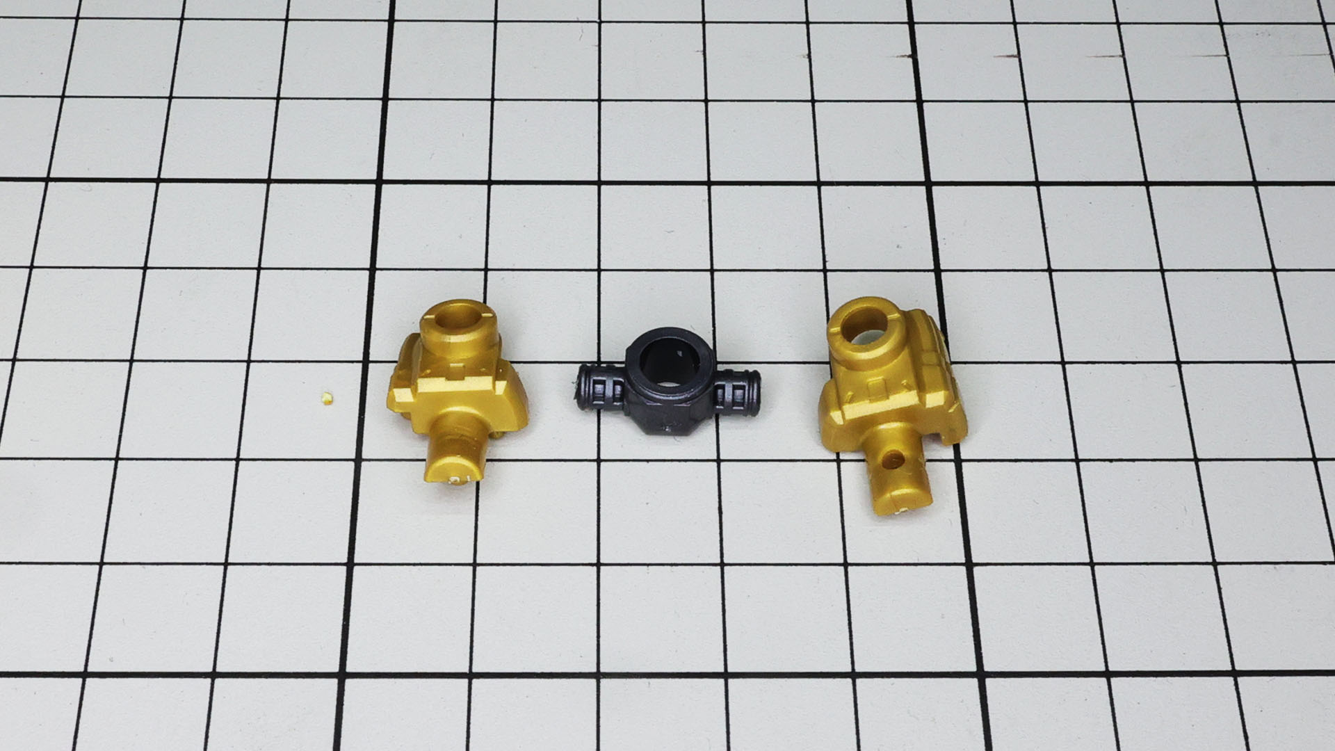 股関節パーツはシンプルな構造です。組付けに力が必要でしたのでペンチでじんわり締め上げました