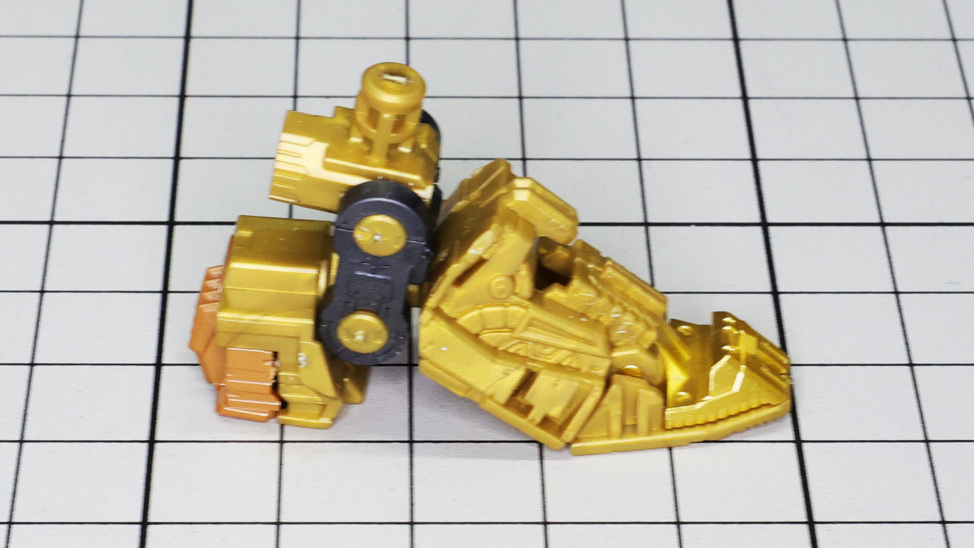 脚部本体とドッキングすれば完成です。とてもディテールに満ち満ちた脚部はカッコイイの一言！