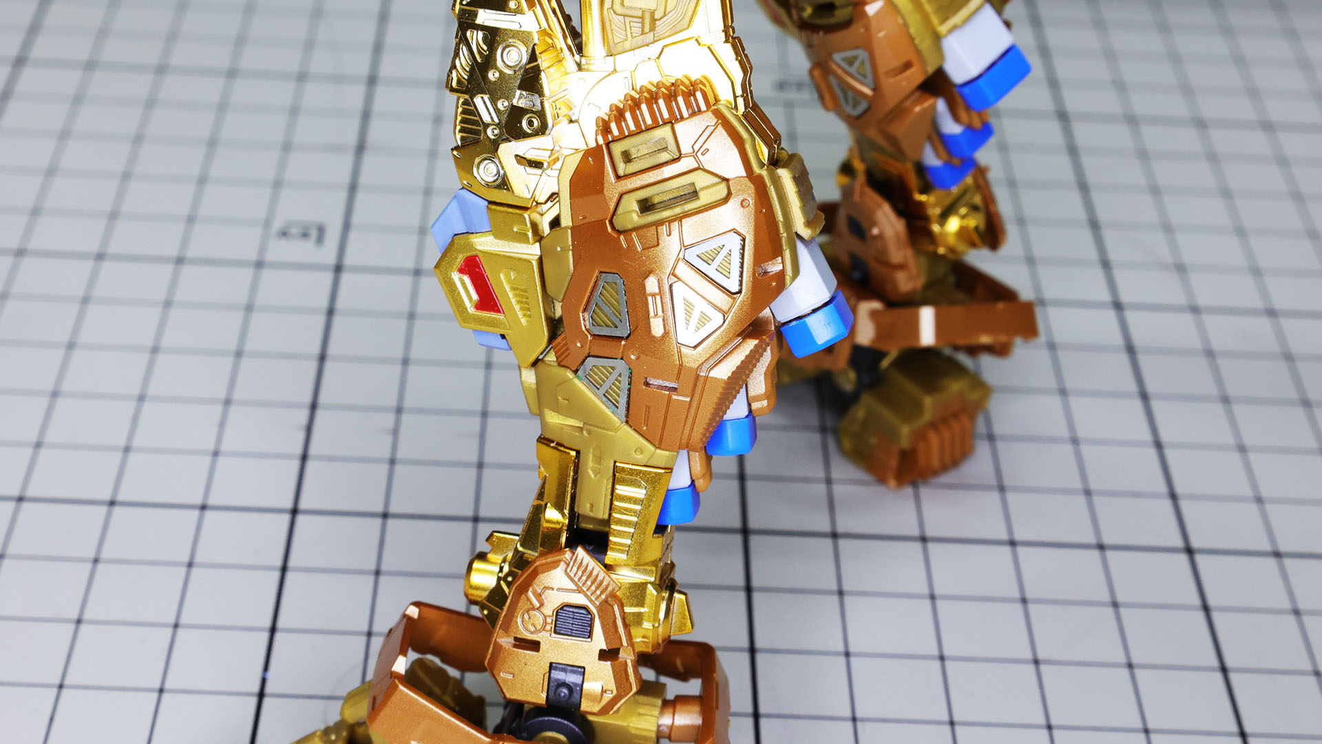 脚部はこれまでで一番多くのエッチングシールを貼り付けます