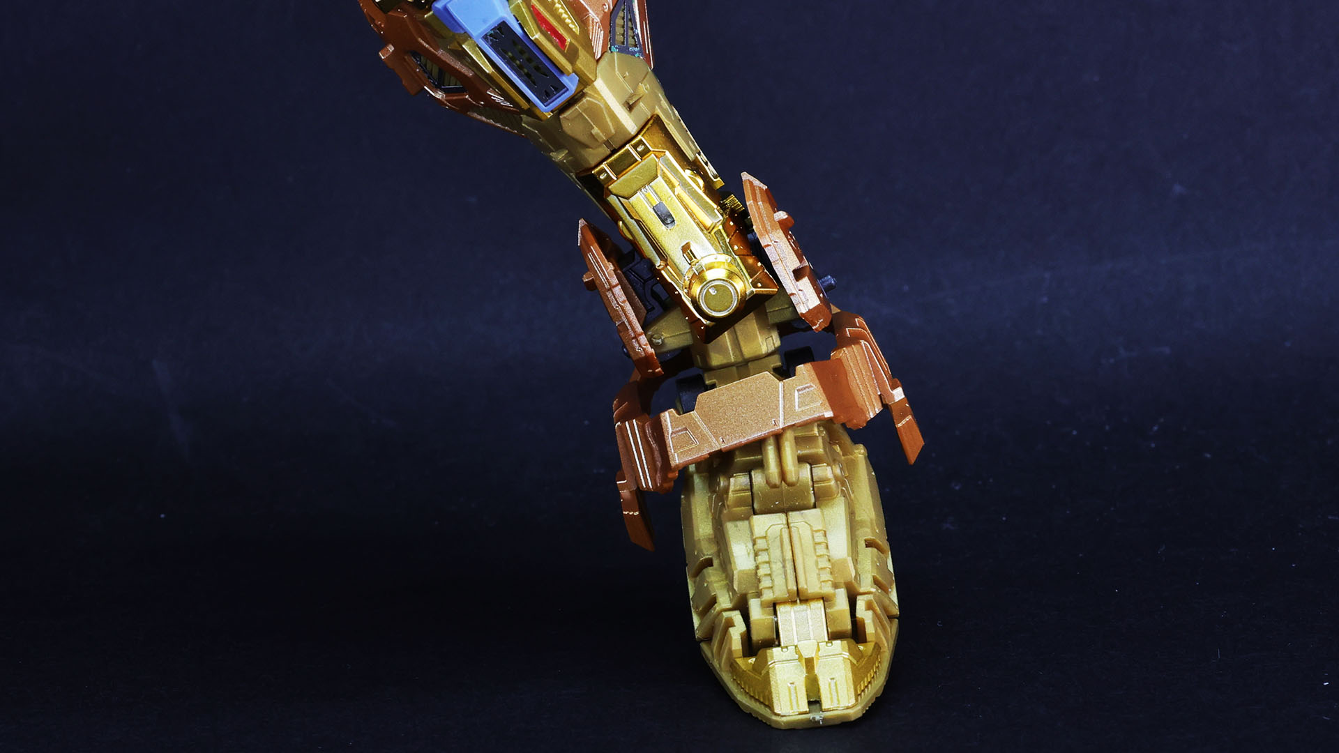 脛下からくるぶしのシーソー構造を通ってソールに落ちるラインが素晴らしいです