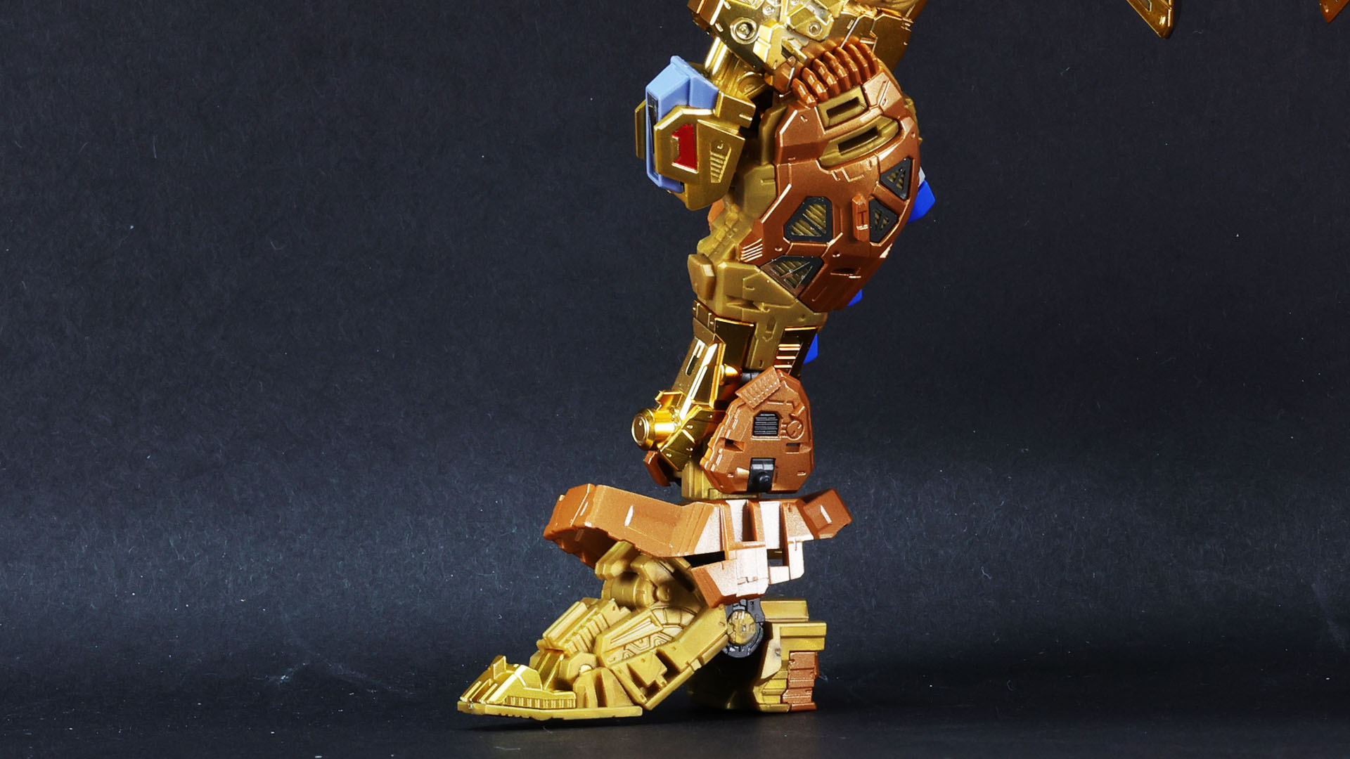 腹部の脇腹ブロックがスイング機構で左右同時に別可動してラインが自然につながります