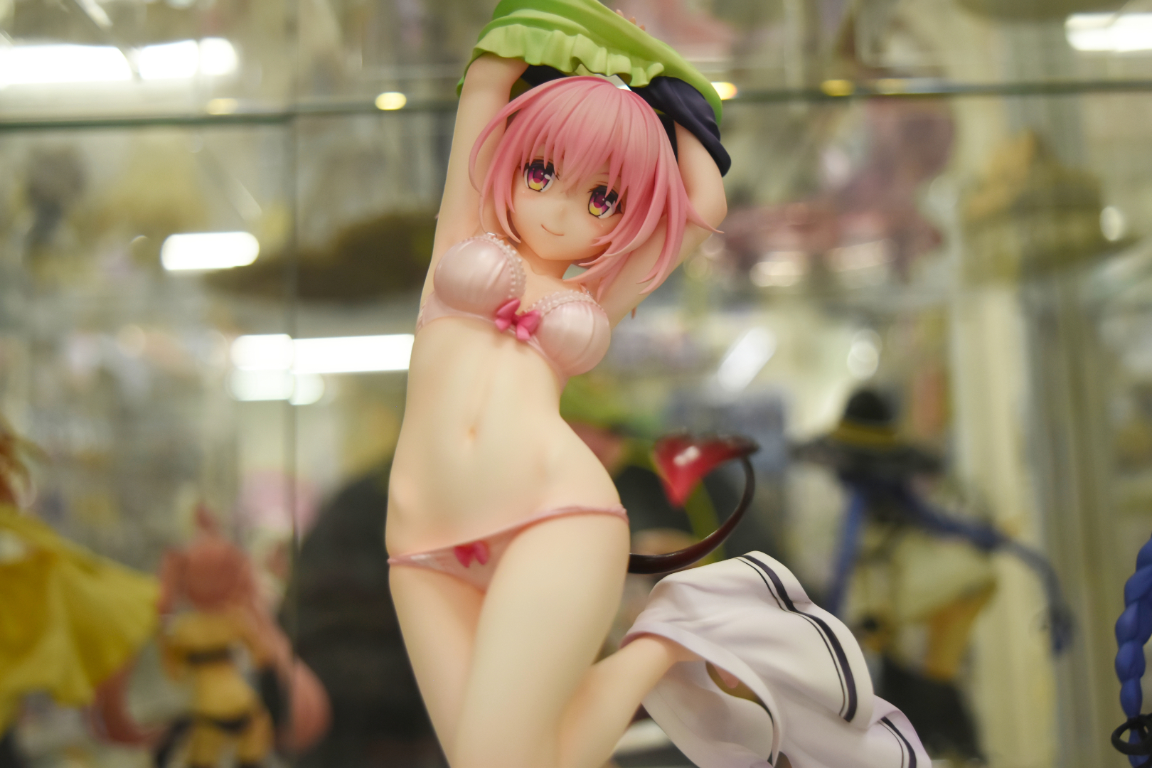 着衣を脱ぎ捨てる大胆なビジュアル