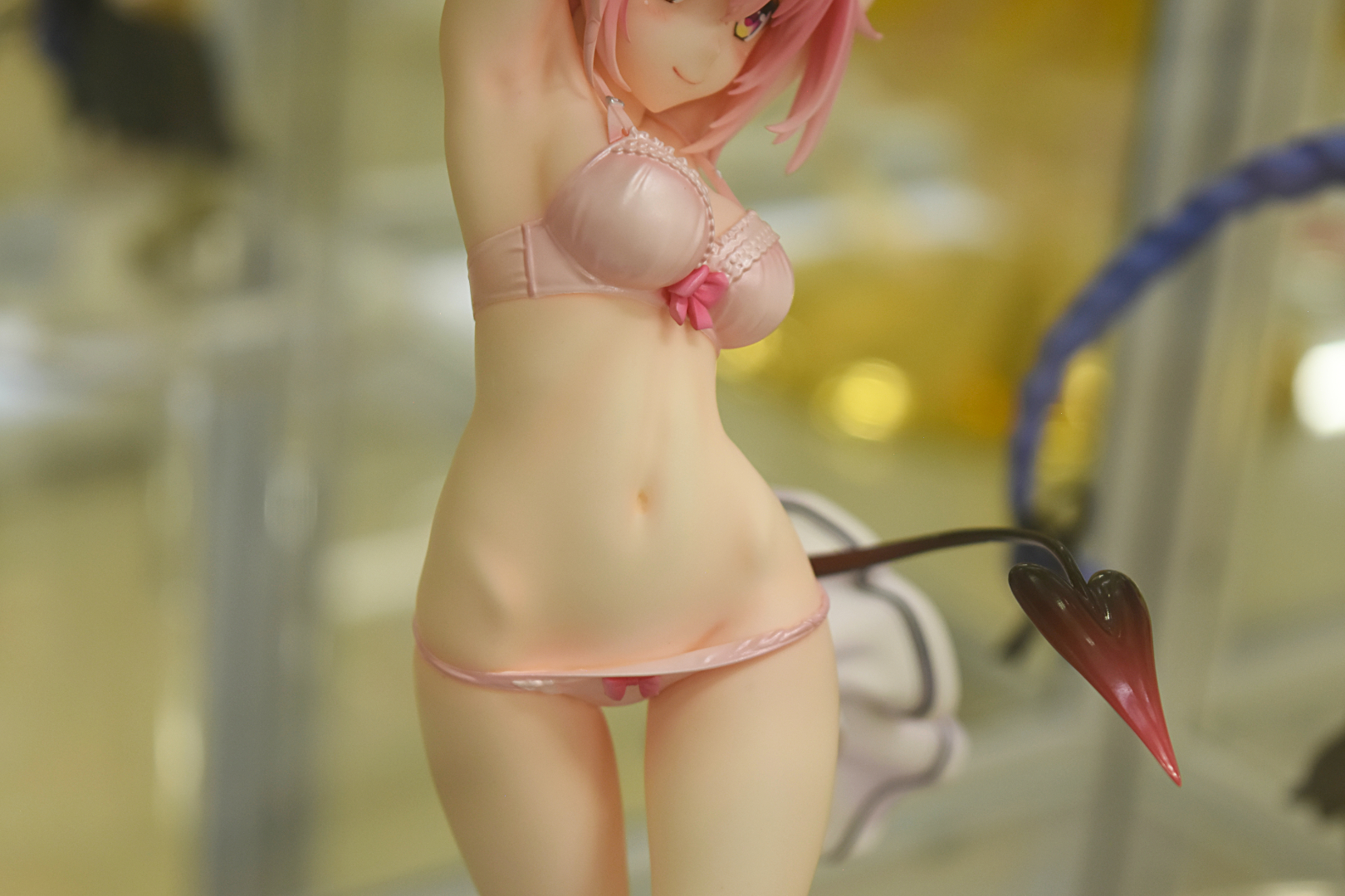 腰回りの骨が浮かび上がっている様をリアルに表現