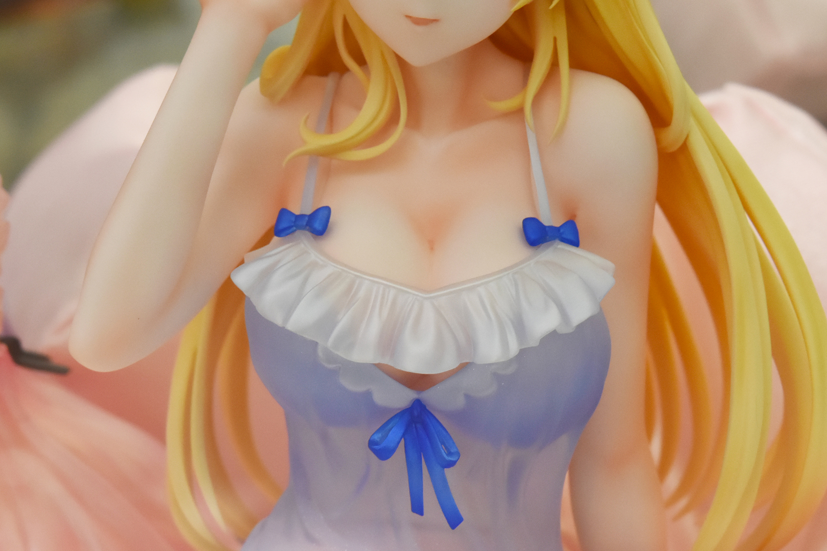 まるでシャッターのように胸元が閉じられている