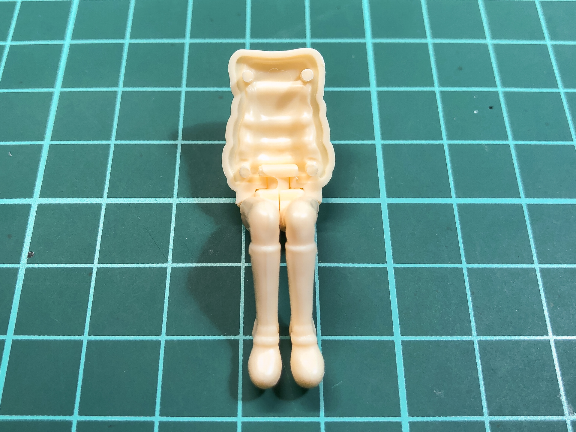 身体は上半身のパーツで下半身を挟み込む構造です。このままでは塗装が困難なため後ハメ加工を行ないます。