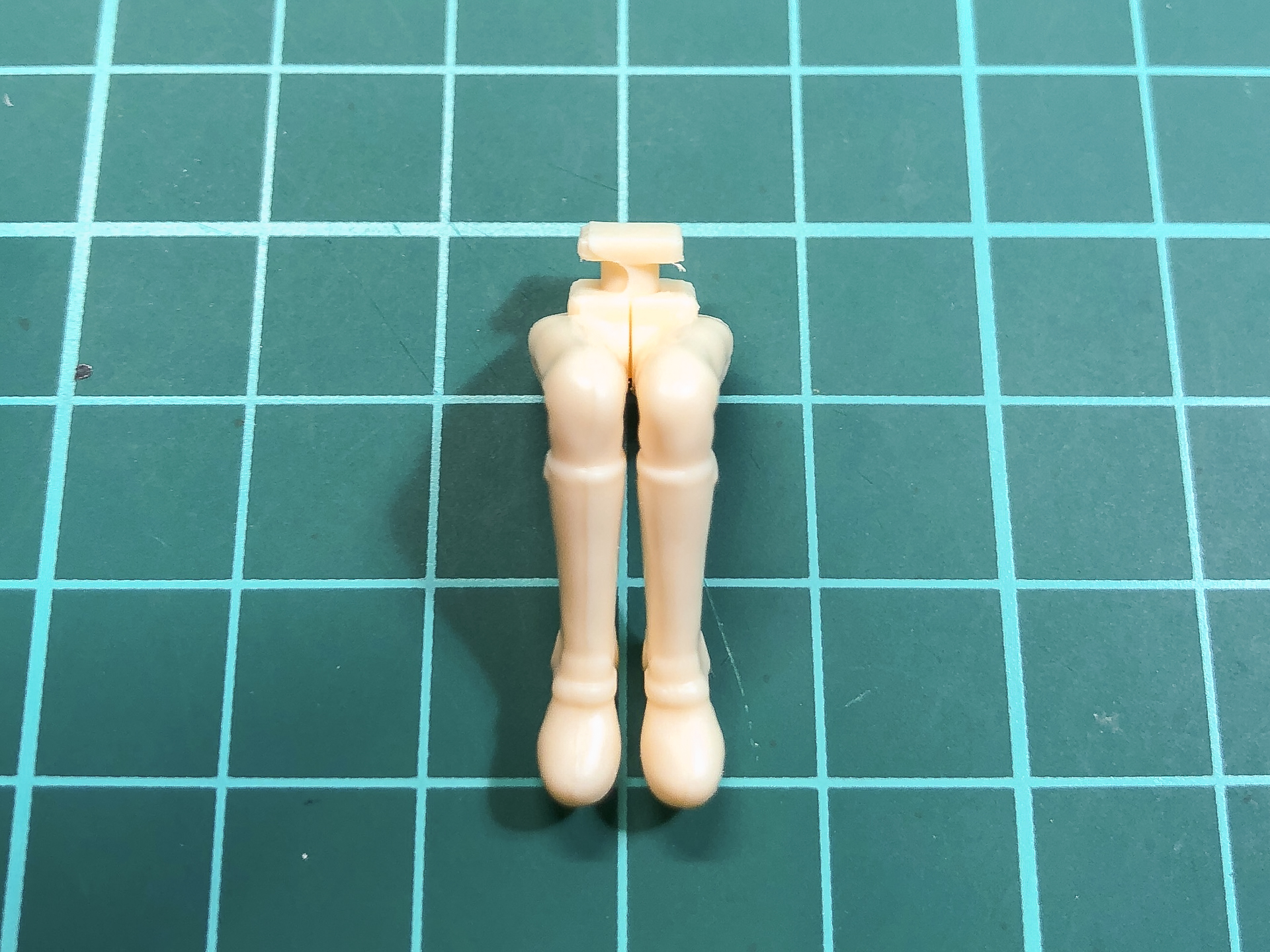 加工前の下半身パーツ。上部のT部をカットすることで後ハメが可能です。