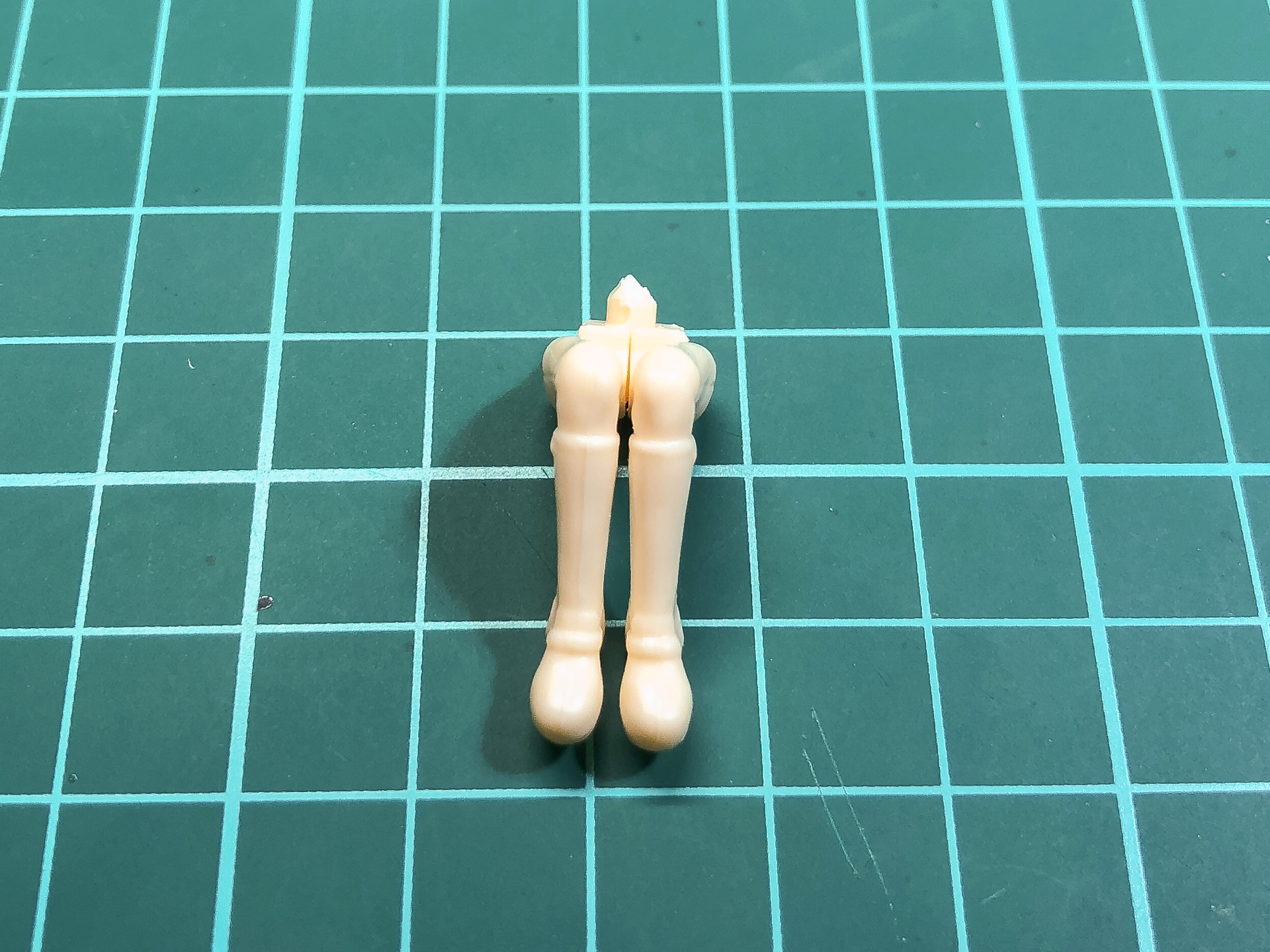 加工を行なった下半身パーツ。ハメ合わせ後は隠れる箇所なのでニッパーのみで加工しています。