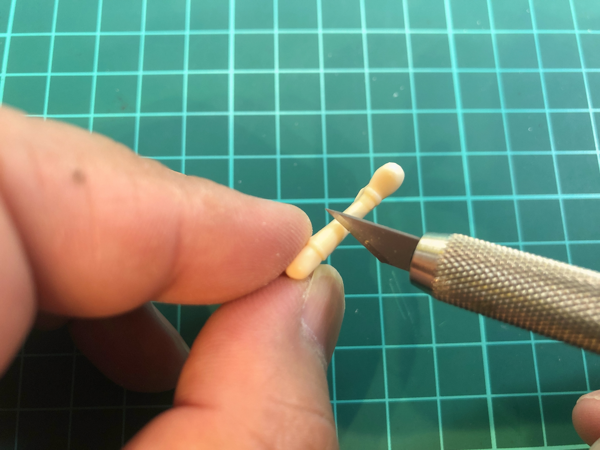 カンナ掛けは力を入れすぎないように注意しながら行ないます。