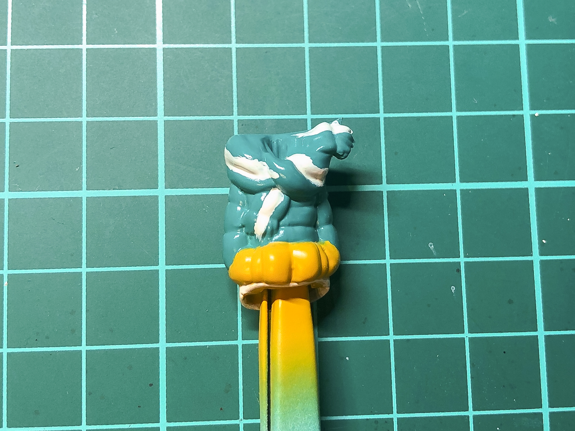 ノーツフレッシュホワイトを塗装した胴体パーツ。設定色に合わせて少し肌色がかったホワイトで塗装しています。