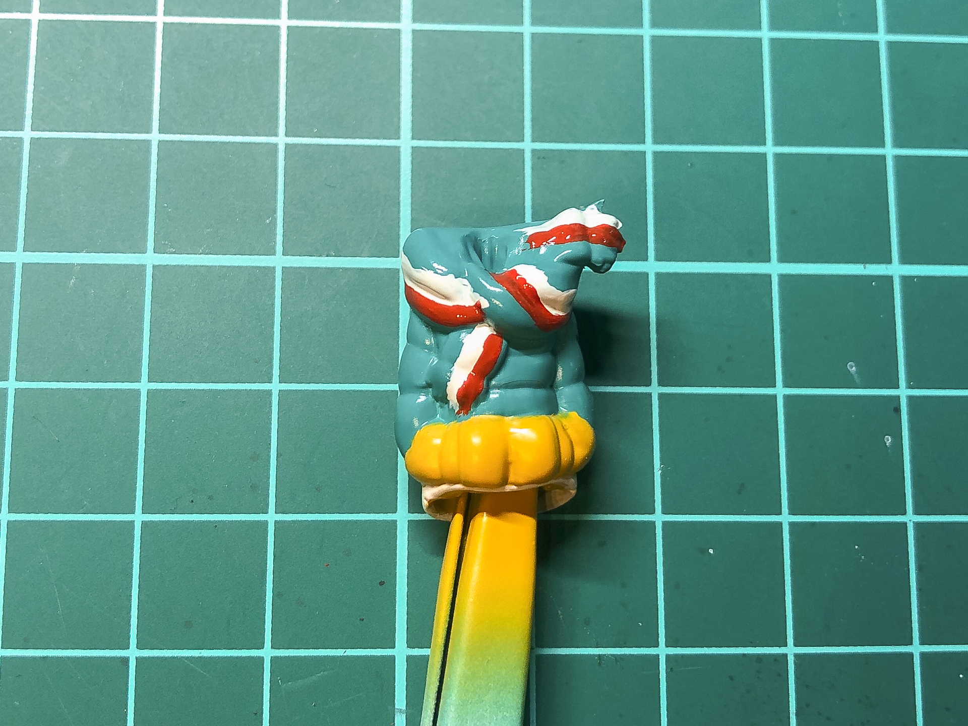 ナチュラルブラウンを塗装した胴体パーツ。この調子で色を重ねていきます。