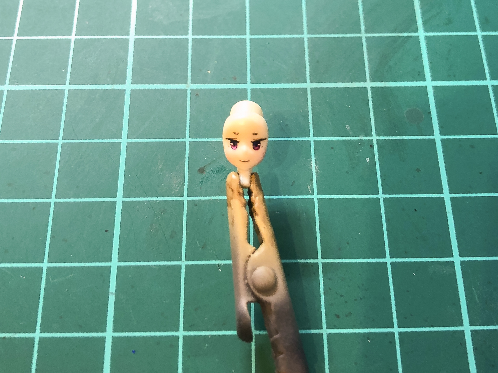 チークを入れたフェイスパーツ。血色がよくなり生き生きとした表情になります。