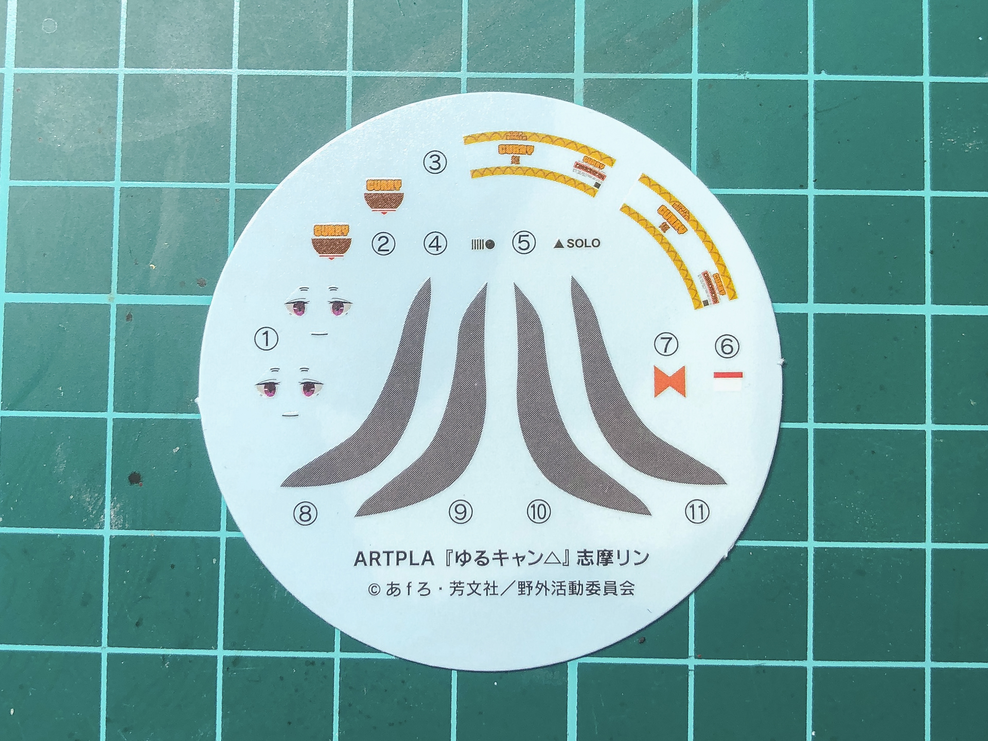 細かい模様を再現したデカール。見印刷のフェイスパーツを使用する人に向けたアイの模様もデカールが付属します。